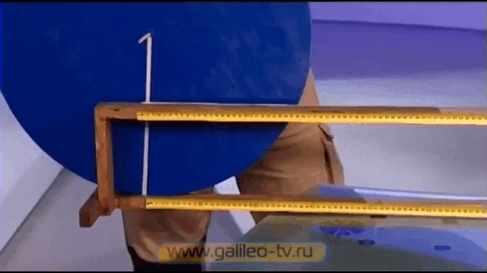 GIF, где наглядно виден парадокс колеса Аристотеля. Колесо с большим радиусом и колесо с маленьким за один оборот проходят одинаковое расстояние.