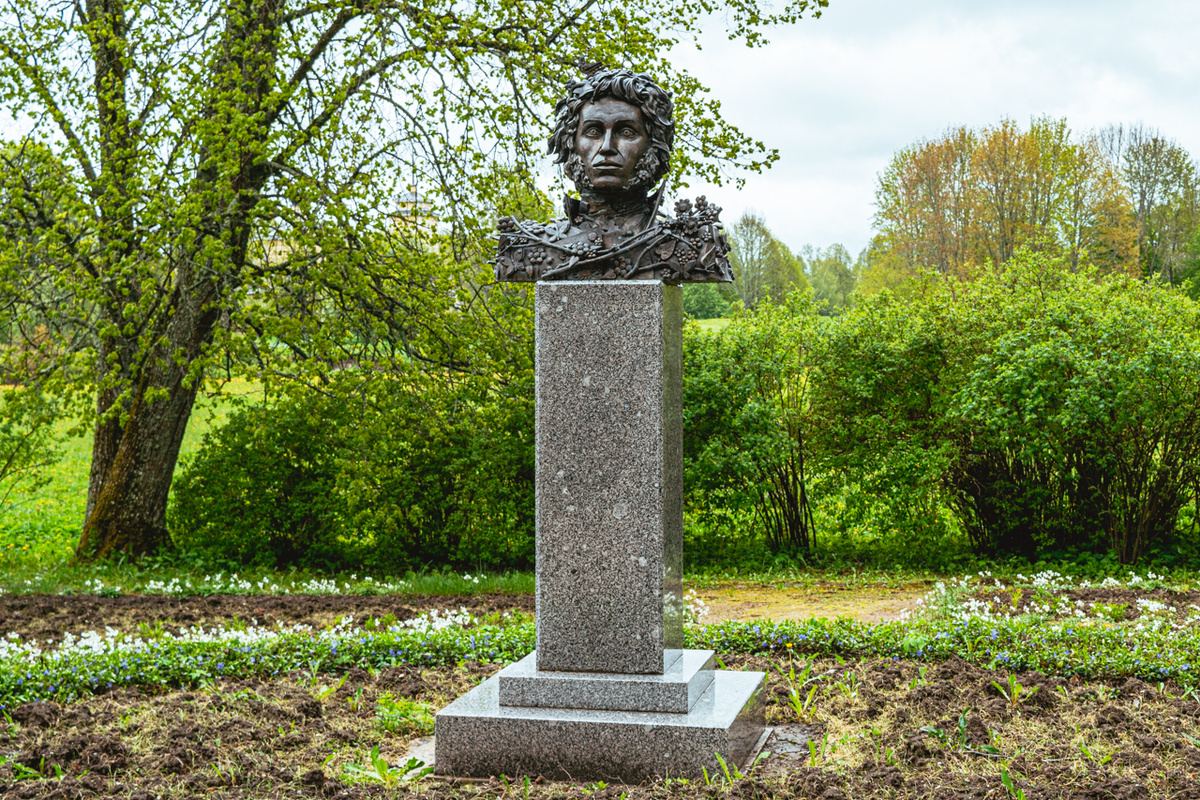 Памятник Пушкину в Тригорском. Фото автора
