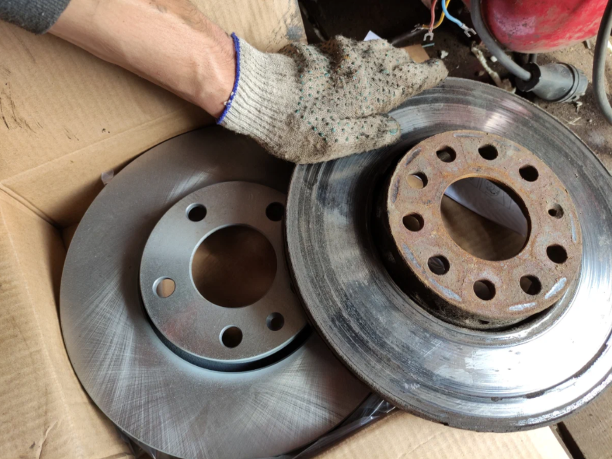 Причина: Частая причина — износ тормозных дисков или барабанов. Их толщина уменьшается, поршням в суппортах приходится выдвигаться дальше, чтобы сжать колодки. Также проблема может быть в воздухе в системе или износе уплотнителей главного тормозного цилиндра.
