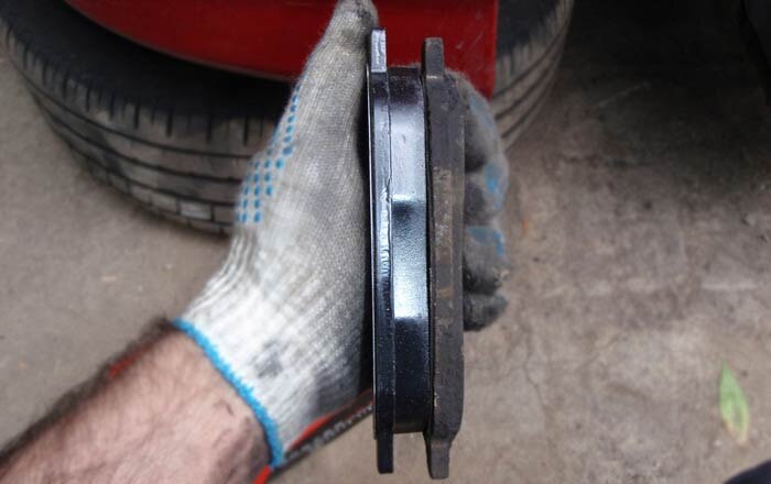 Причина: Чаще всего виноваты стершиеся до основания тормозные колодки. Металлическая основа трется о диск или барабан, вызывая характерный звук и вибрацию. Реже — перекос колодки, попадание грязи или деформация тормозного диска (барабана).
