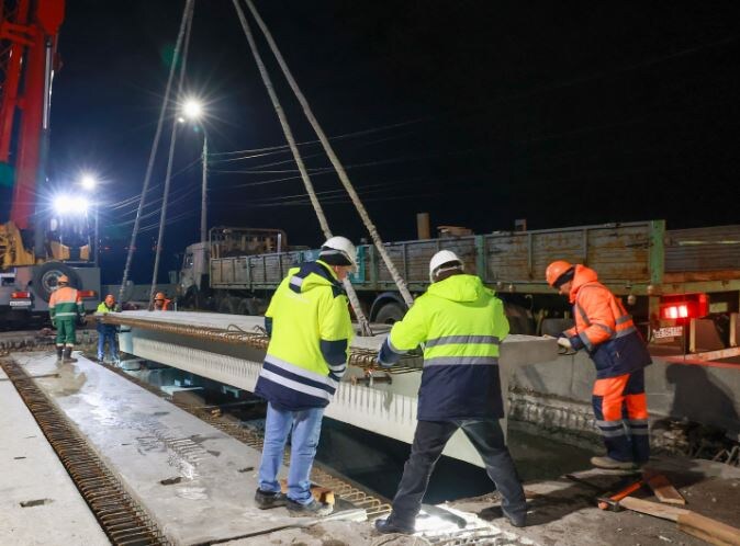    Работы ведутся в ночное время, чтобы не мешать движению по одной из самых загруженных переправ города