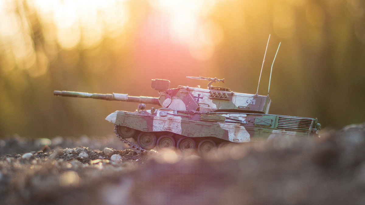 "А сегодня я воздушных шариков купил
Полечу на них над расчудесной страной
Буду пух глотать, буду в землю нырять
И на все вопросы отвечать: "Всегда живой!"(с) Фото: Unsplash