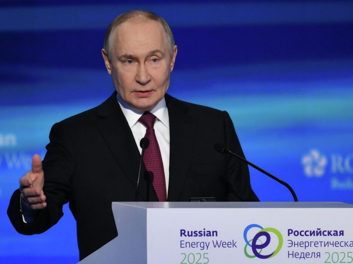    Президент России Владимир Путин выступает на пленарном заседании в рамках международного форума "Российская энергетическая неделя" в Москве© РИА Новости / Григорий Сысоев