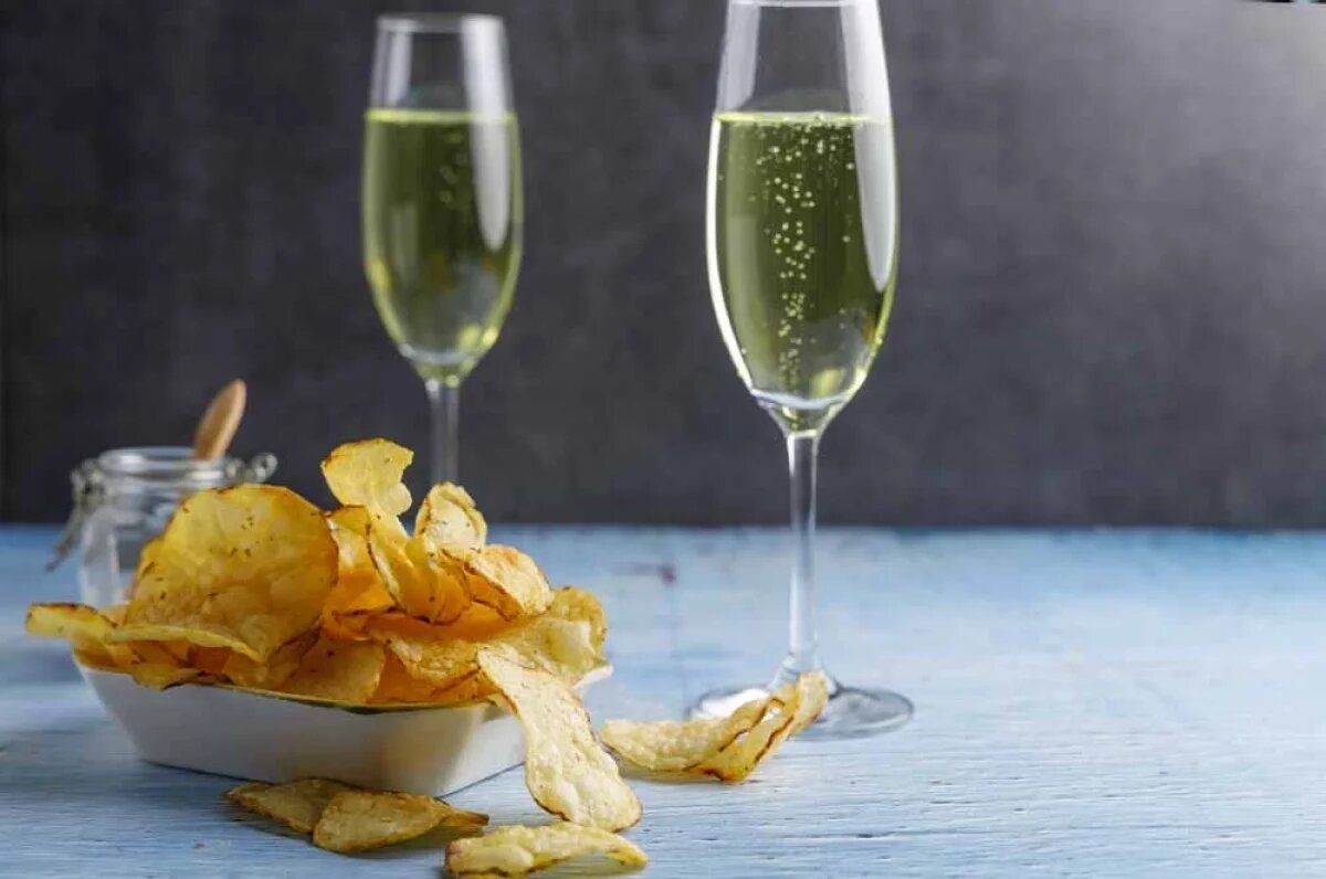    Классическая пара: «чипсы с шампанским».