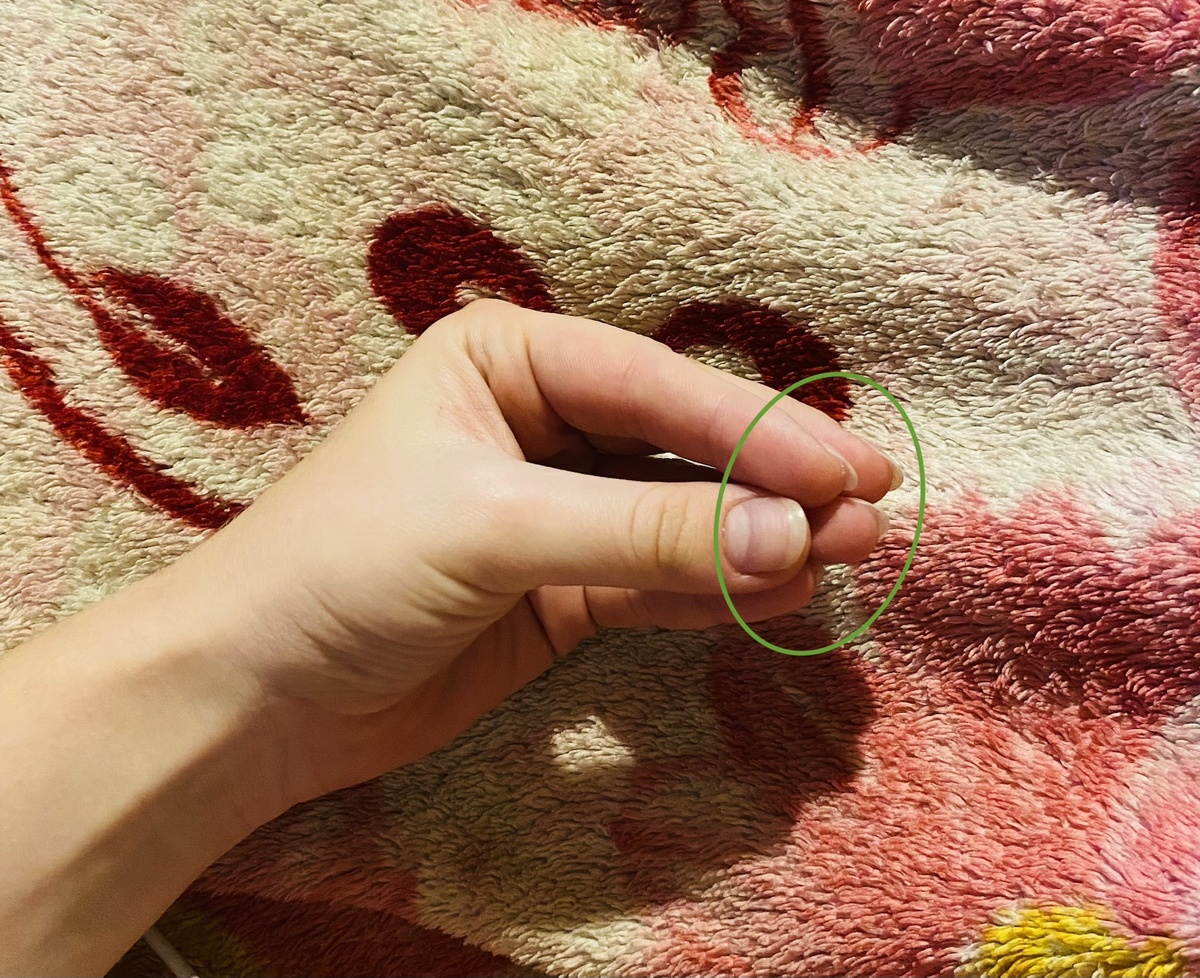 Зеленым кругом я обвела зону, которой мы и делаем легкие, быстрые простукивания. 