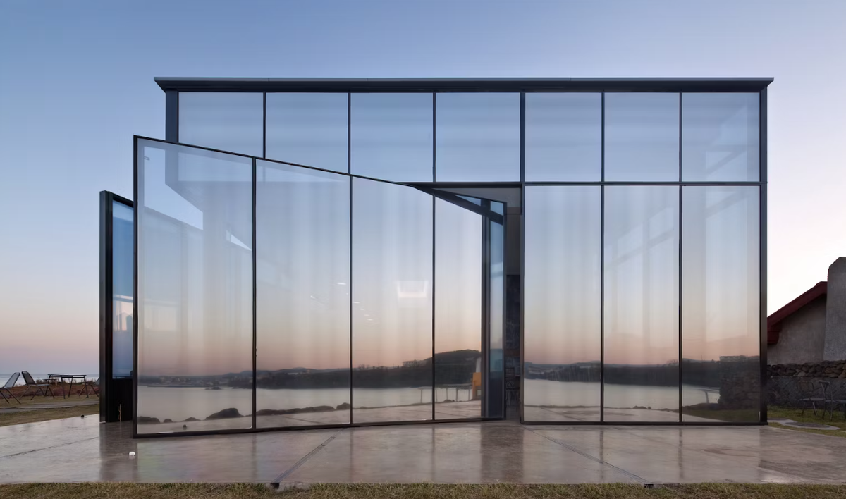 Здание с зеркальным остеклением. 