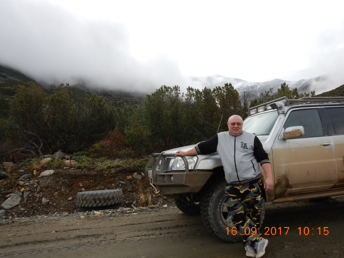 Это я именно там, но тепло еще, лето в разгаре, в кроссовках можно отжигать. И джип Патруль, беда и выручка, сколько он дорог по каменым насыпям пробежал, уму на постижимо, резины месяца на три хватало. 