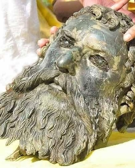 В глине — металл. В металле — взгляд.