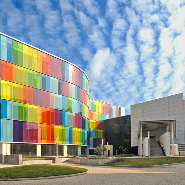 Здание с разноцветным фасадным остеклением. 