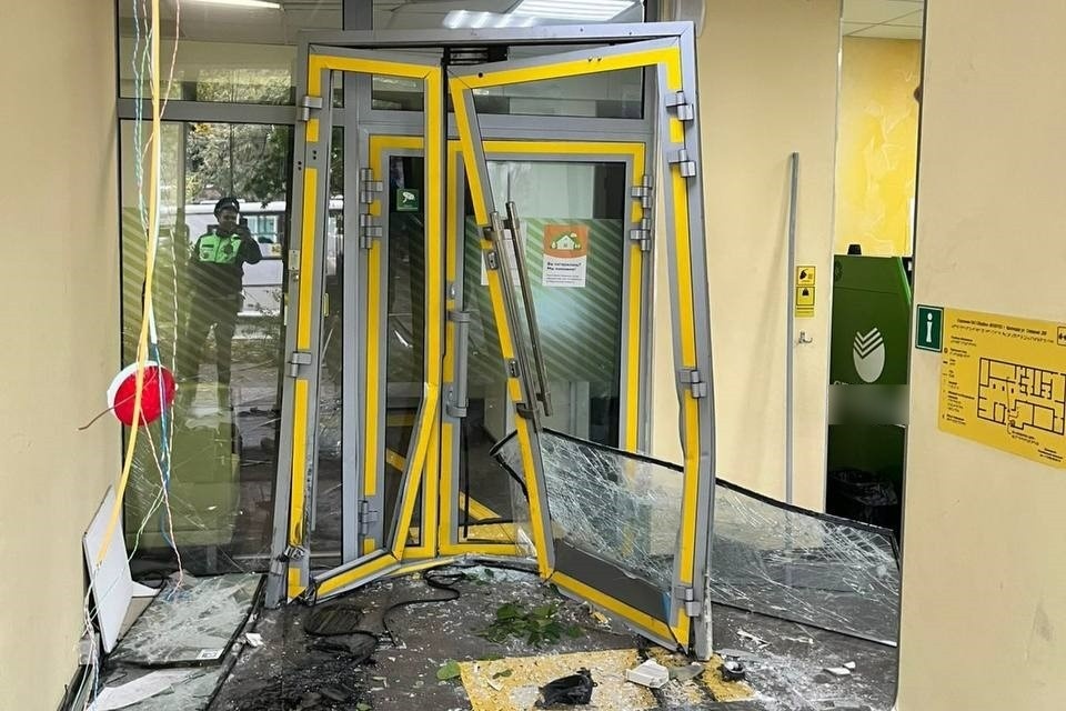    Водитель легковушки протаранил отделение банка Фото: УМВД по Краснодару