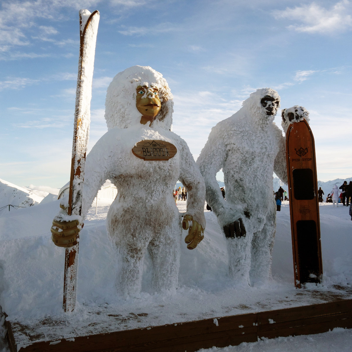Роза Пик, 2320 метров - написано на груди у Йети-женщины. Фото автора.
