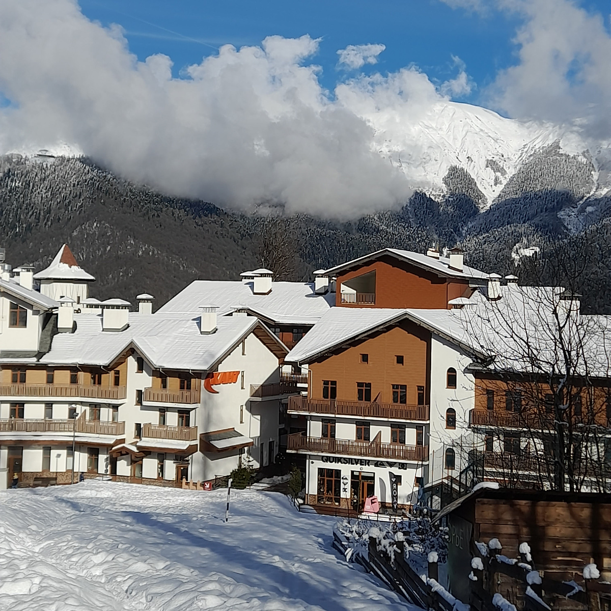 Горная Олимпийская деревня встречает чудесными, глянцевыми картинками. Фото автора.