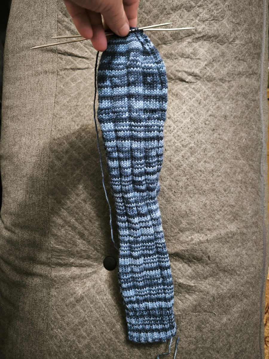 Первый носок, осталось сшить