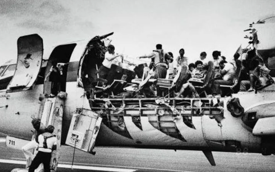 Историии известен случай, когда самолёт потерял обшивку, но смог приземлиться. Это показывает проблему разгерметизации с другой стороны