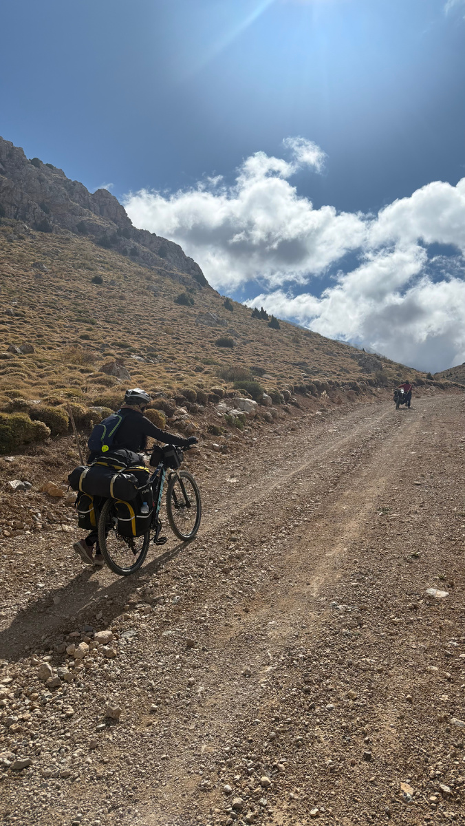 Толкаем груженые велосипеды на самый высокий перевал нашего веломаршрута