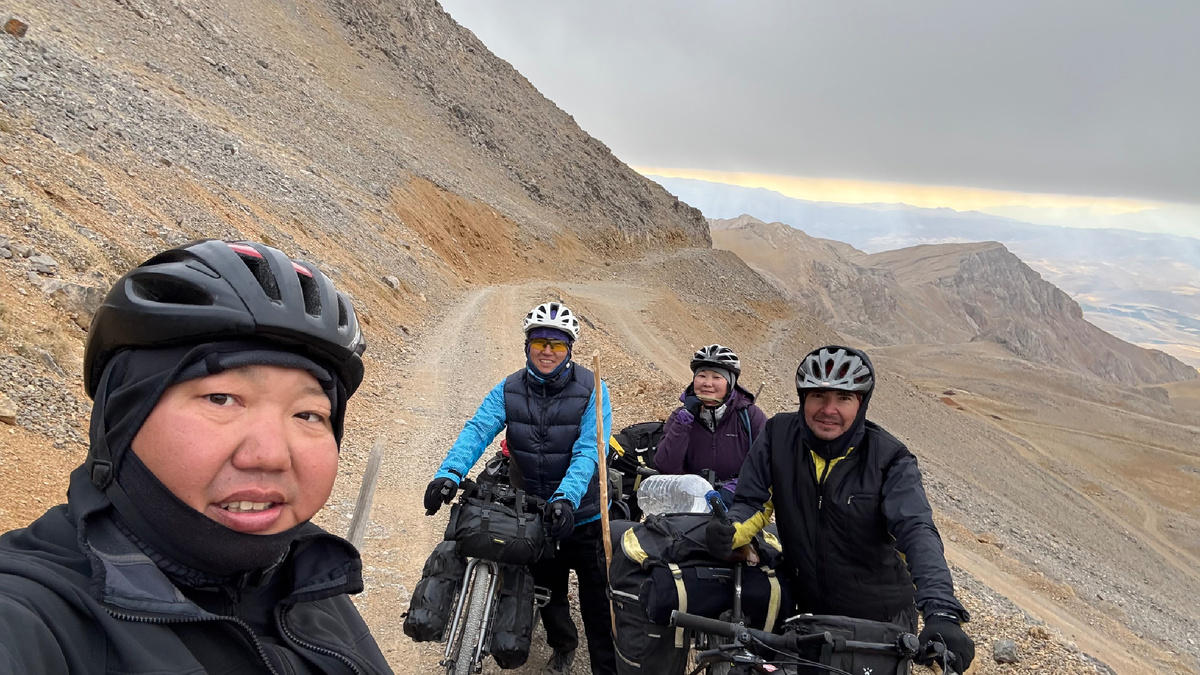 На высоте ничего не растет, только голые скалы