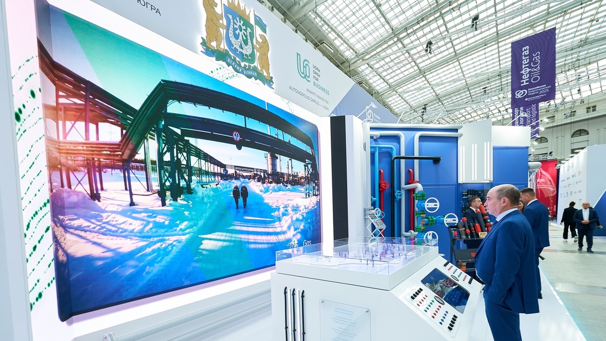    Участники РЭН на стенде Югры могут сделать отпечаток руки нефтью