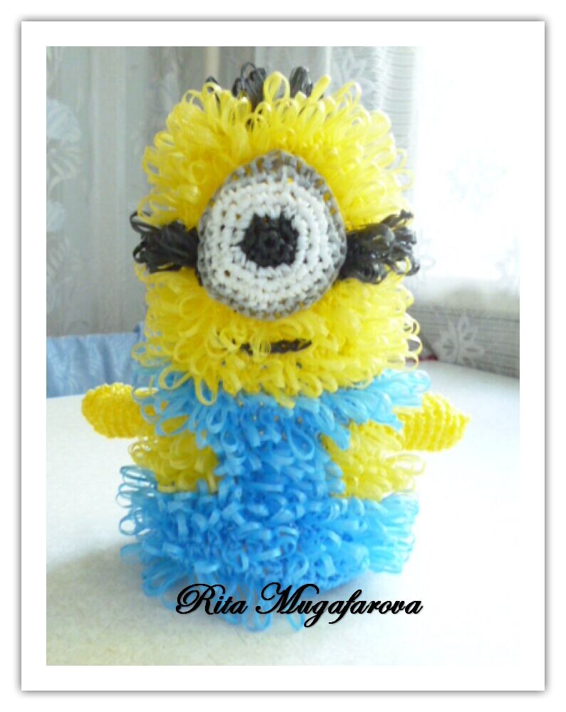 Понадобятся полипропиленовые нити жёлтого,синего,белого,черного цветов,немного серой.Крючок номер 2 или 3,ножницы,игла для пришивания.