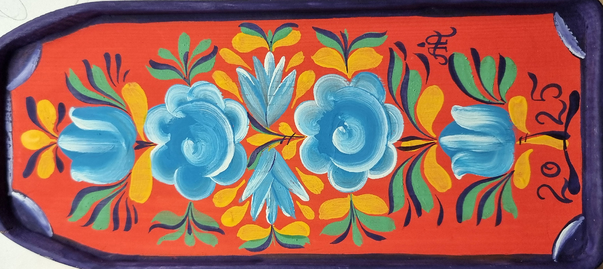 Фрагмент подставки - лодочка с Костромской росписью по мотивам прялки-копылки Конец ХIХ в, "Архангельского государственного музея-заповедника деревянного зодчества и народного искусства "Малые Корелы" www.korely.ru. Художник Амосова Н., 2025 г.