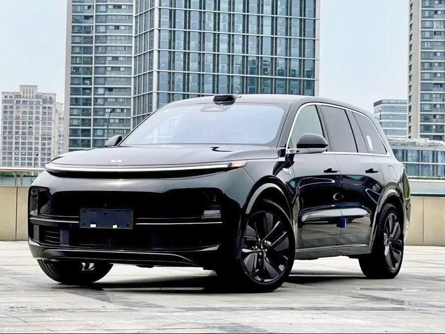 Привет, друзья! Решил поделиться впечатлениями о своём автомобиле — Li Auto L9. До покупки я ездил на Toyota Highlander, потом присматривался к Tesla Model X, но в итоге выбрал именно L9. И, честно говоря, не пожалел ни на минуту.