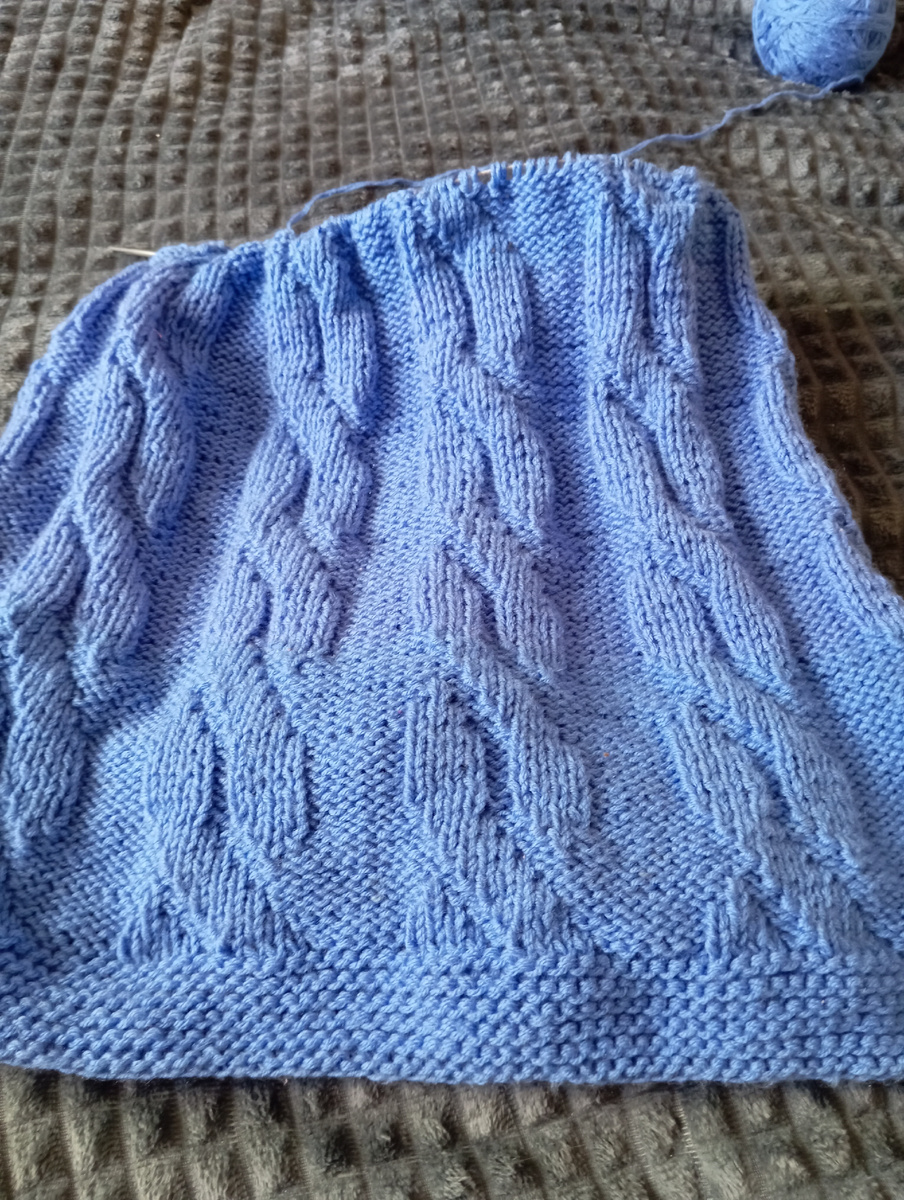 Стучу весь день спицами