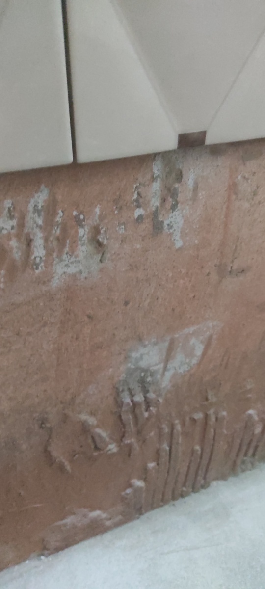 Одна из причин, толстого слоя,плиточного клея.