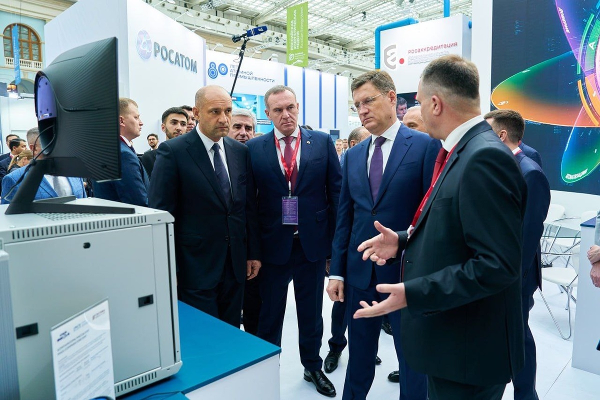    Полпред Артем Жога высоко оценил стенд Югры на Российской энергетической неделе