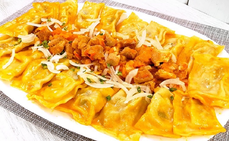 Вкусный ужин в восточном стиле: домашние вареники и мясо с ароматом пряностей