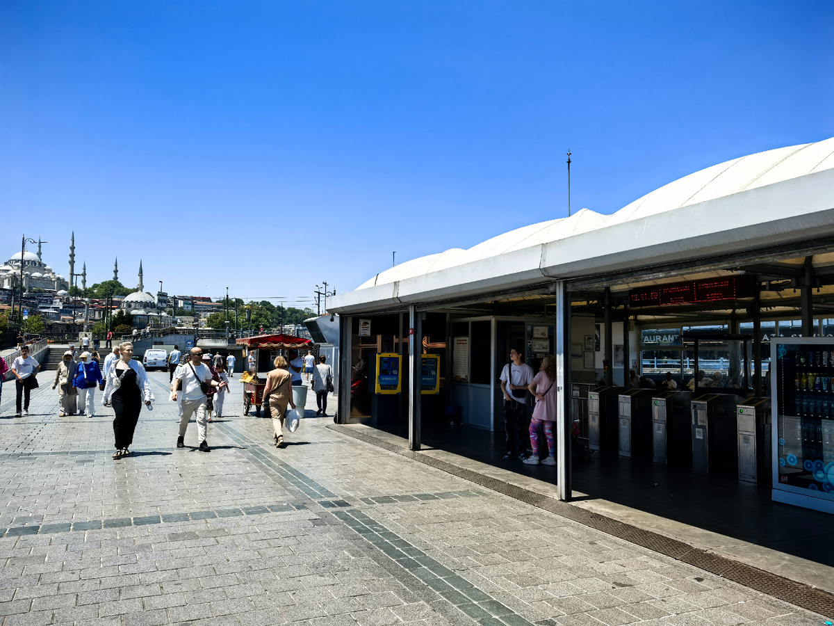 Причал на Ускюдар. Чтобы увидеть больше листайте вправо