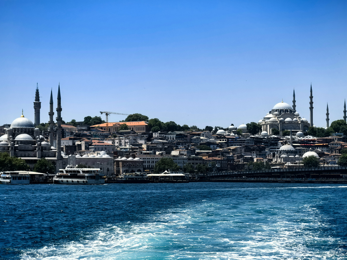 Красивый вид на мечети Сулеймания (справа) и Ени-Джами (слева)