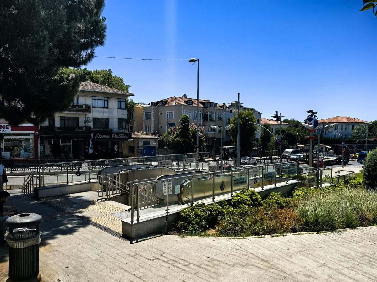 У станции метро Кысыклы