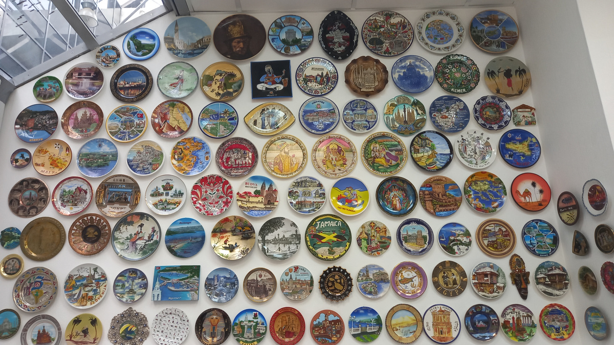 Сувенирный апокалипсис: Что мы везем из отпуска и зачем это храним?