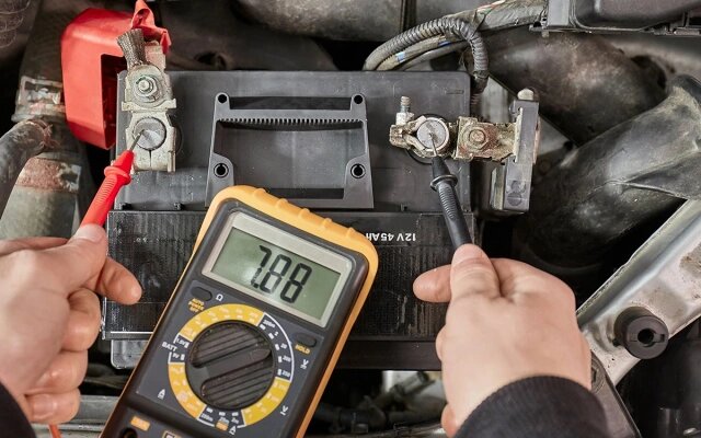 Проверка автомобильного аккумулятора мультиметром: простая диагностика, которая продлит жизнь вашей батарее