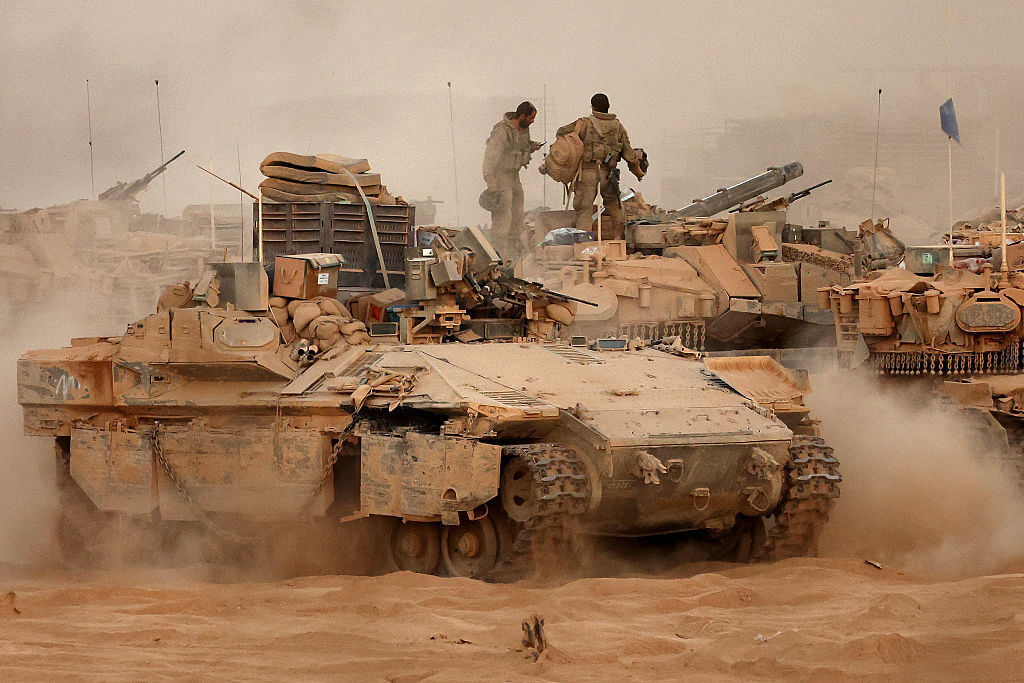 Увеличение военных бюджетов в рамках растущей конкуренции великих держав — это катастрофа по нескольким направлениям: для жертв войн, для уже пылающей планеты и для рабочих, которые не видят реальных выгод от военного конфликта. (Джек Гез / AFP via Getty Images)