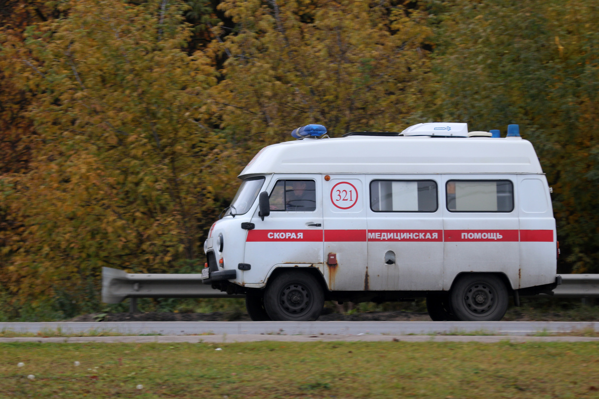мимо ездят "буханки", правда это современная версия - с кондиционером 