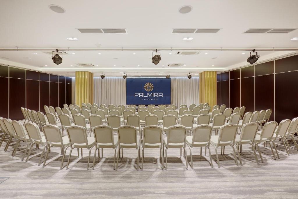 Через полчаса здесь будет кипеть работа