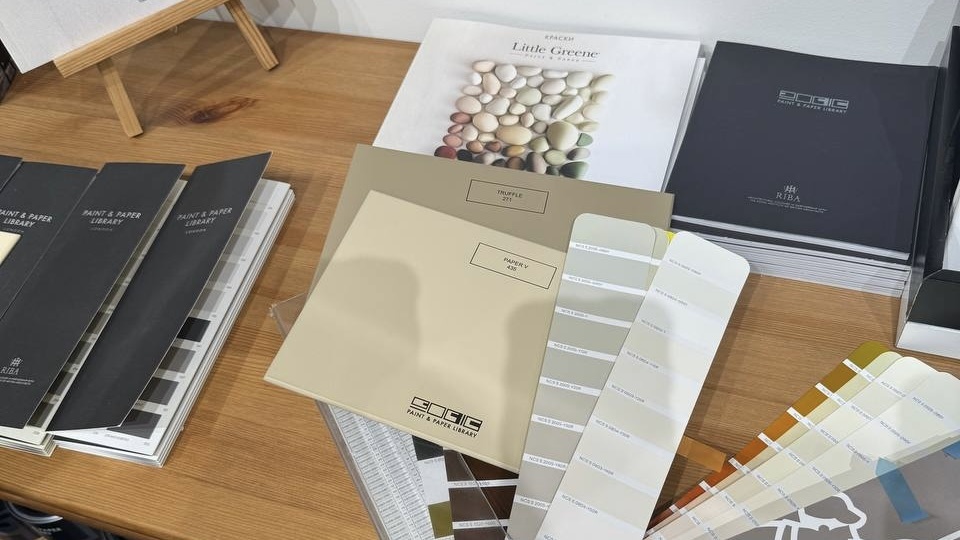 Образцы бежевой краски Little Greene разных оттенков для выбора цвета стен