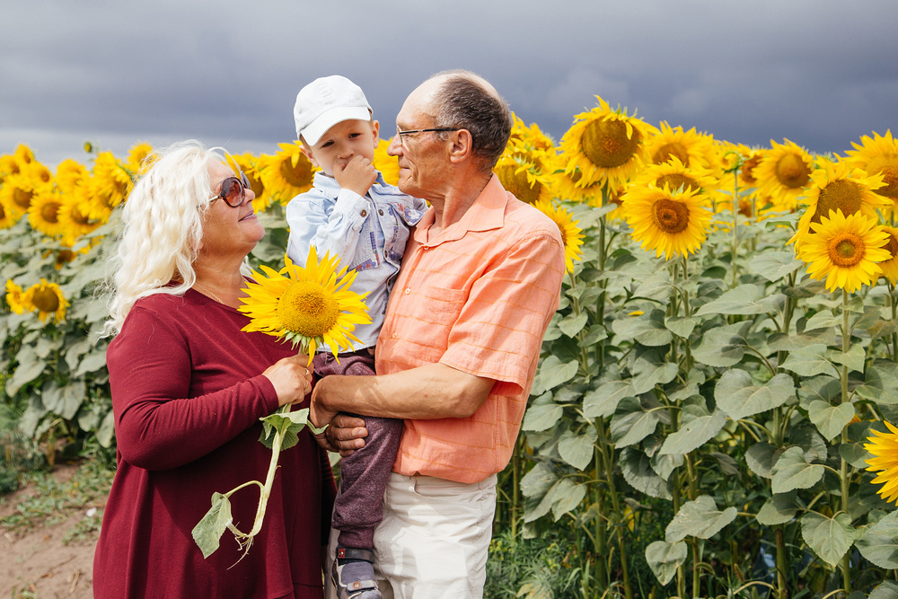 OKSANA FERKHOVA / Shutterstock / FOTODOM📷В поздравлении бабушкам и дедушкам можно пожелать не только здоровья