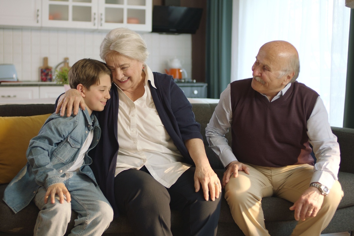 Red Stock / Shutterstock / FOTODOM📷В День бабушек и дедушек можно поздравить не только родных, но и знакомых пожилых людей