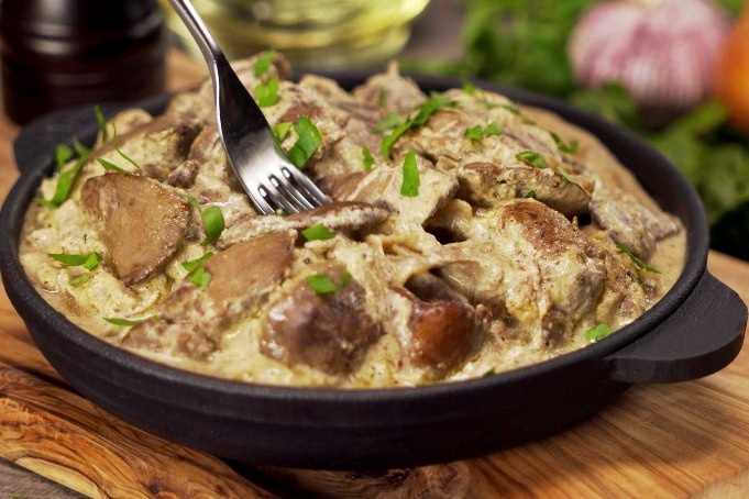 Куриная печень в соусе на сковроде