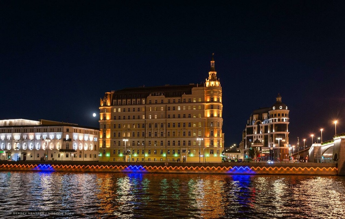 А вечером и ночью с подсветкой ещё красивее | Пешая Москва в Телеграм @ya_mosсow
