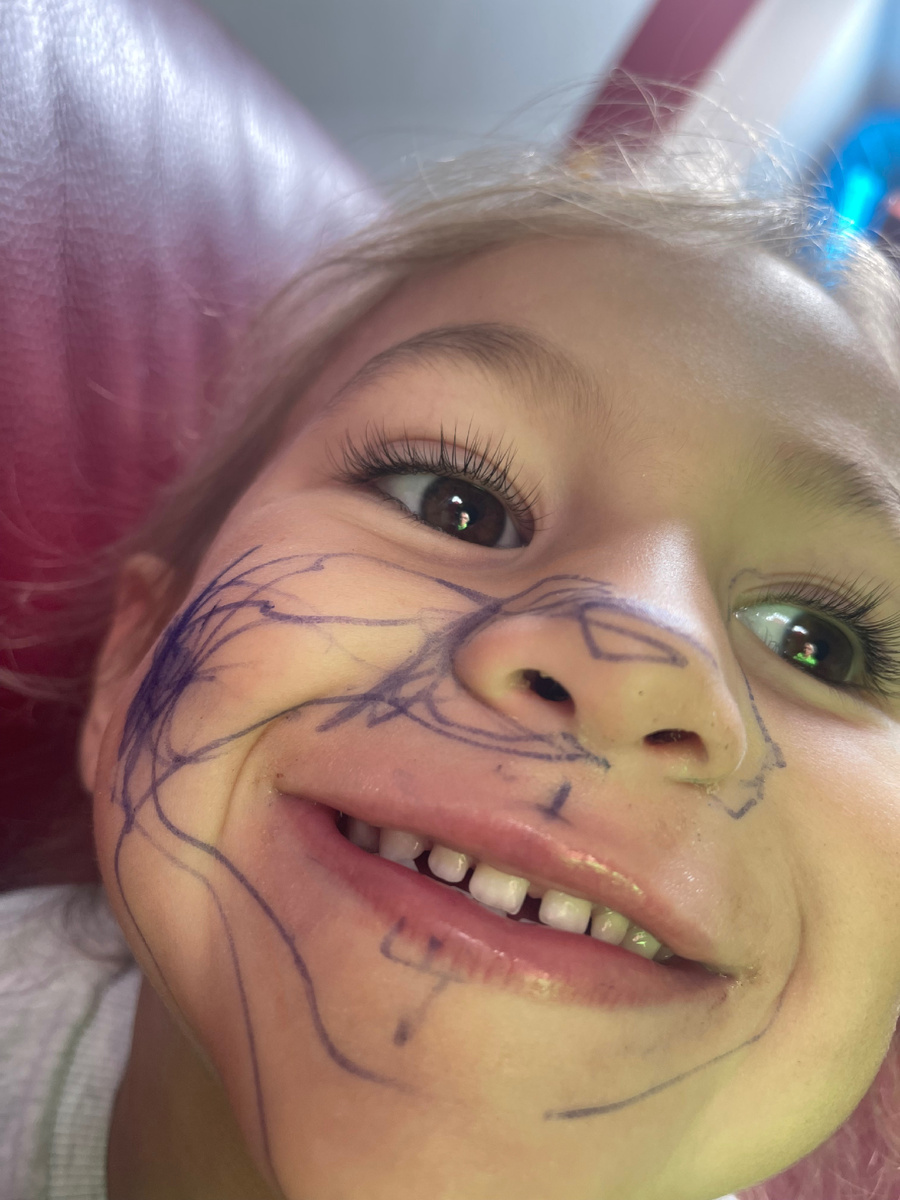 Тренировались со сценическим гримом, еле оттёрла перед выходом