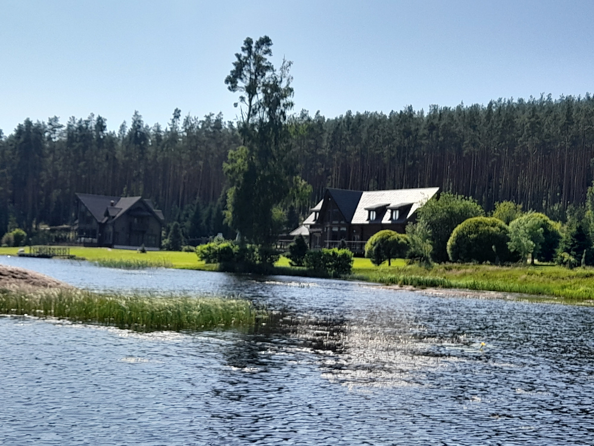 Дома поместья спрятанные за островами, куда ведут мосты. С основного русла Вуоксы их не видно. 