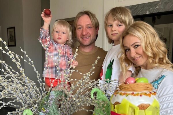    Яна Рудковская и Евгений Плющенко с детьми. Фото: Твц