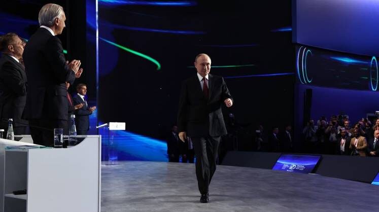    kremlin.ru Перед началом пленарного заседания Международного форума «Российская энергетическая неделя»