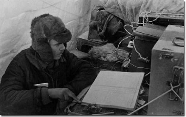 Радист Э.Кренкель за работой