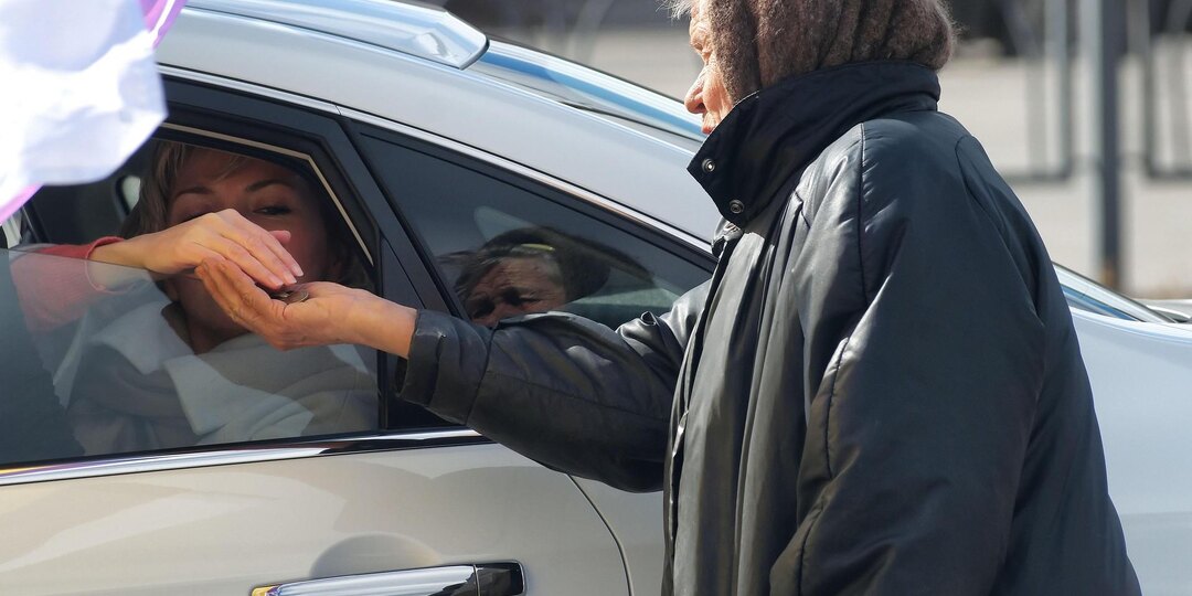 Россияне посчитали бедняками людей с доходами ниже ₽48000 в месяц