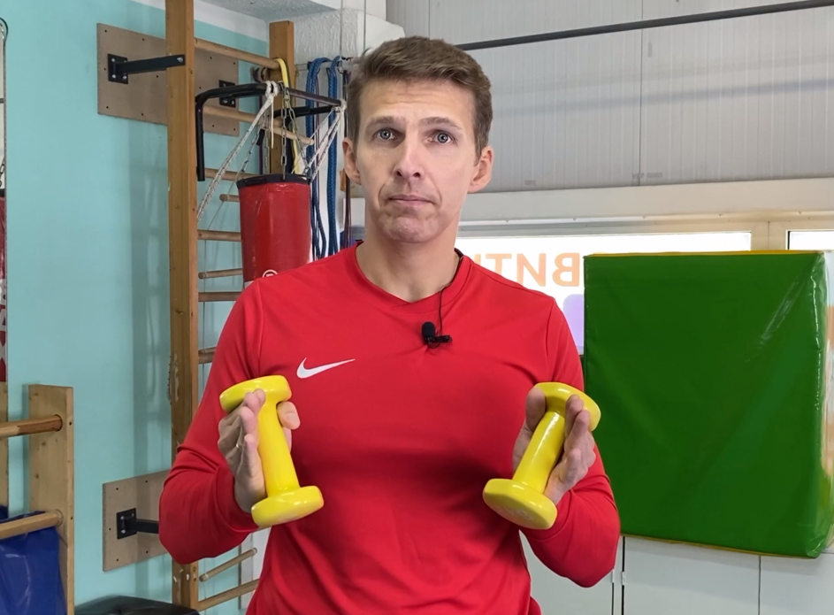Фитнес-тренер Владимир Никифоров обожает гантели! Более 40 упражнений гантелями в его курсе гантельной гимнастики: https://homesportclub.ru/ganteli 
