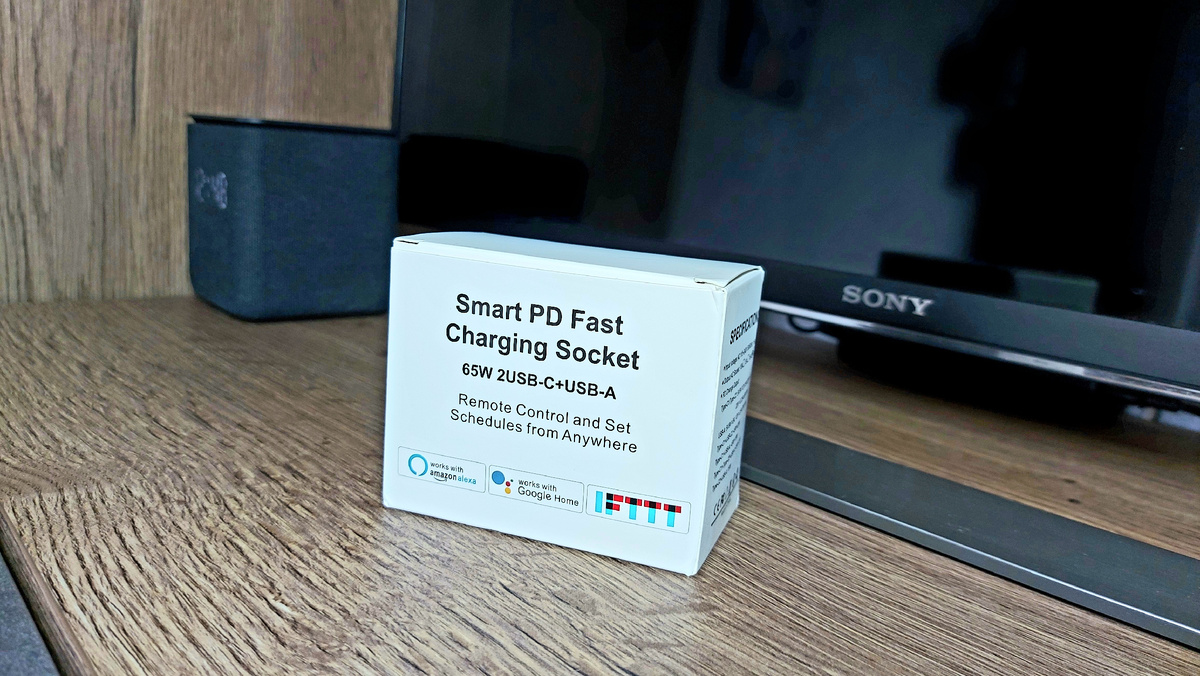 Умная розетка GIRIER представляет собой современное устройство, которое позволяет управлять электроприборами удаленно через смартфон. Помимо этого, данная модель оснащена встроенным адаптером питания GaN мощностью 65 Вт, обеспечивающим быструю зарядку совместимых устройств.