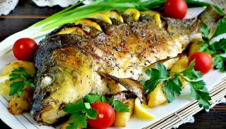 Карп в духовке целиком в сметане с картошкой